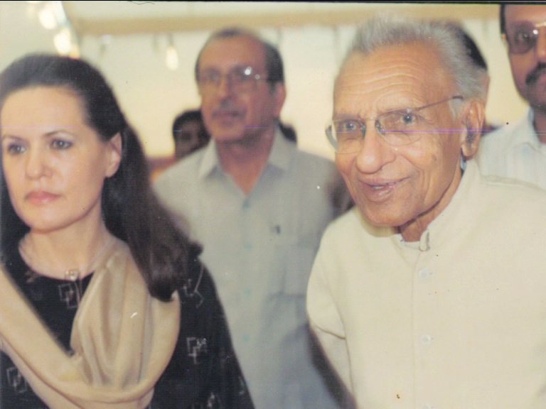 Prof. Sukhvir Sanghal with Sonia Gandhi at an exhibition organised in new delhi in 1992